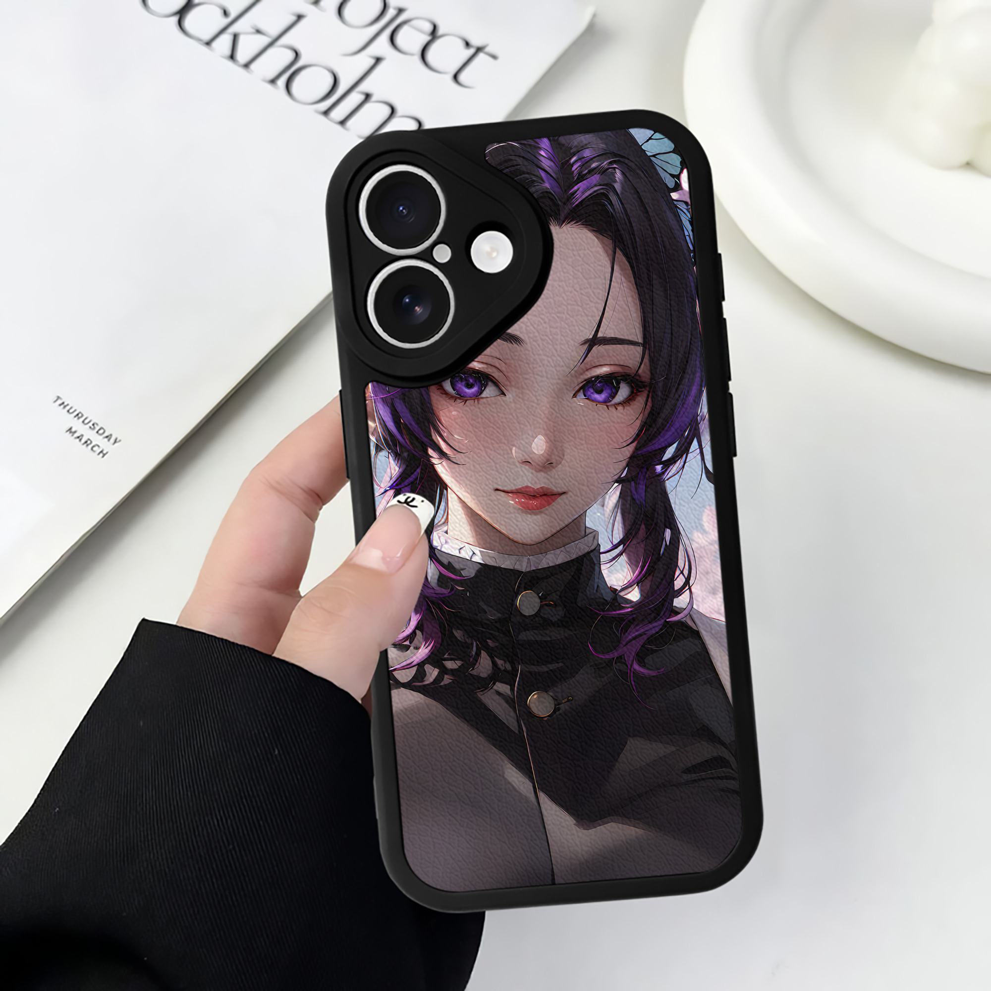 （画像用） 鬼滅の刃（きめつのやいば）蟲柱-胡蝶 しのぶ／こちょう しのぶ Kochou Shinobu 【iPhone 16シリーズ対応】シリコンスマホケース（レザー調） 材質：シリコン